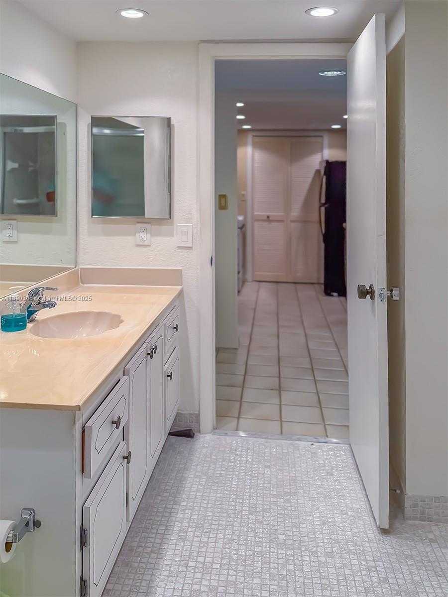 Small Image of 301 RACQUET CLUB RD #203, Weston Number 23