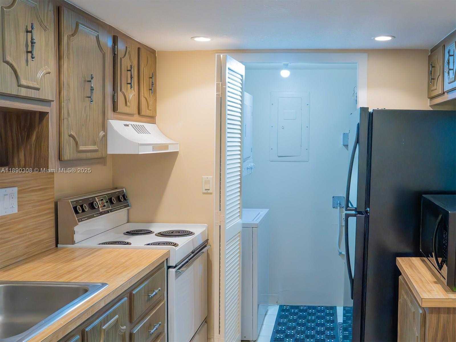 Small Image of 301 RACQUET CLUB RD #203, Weston Number 6