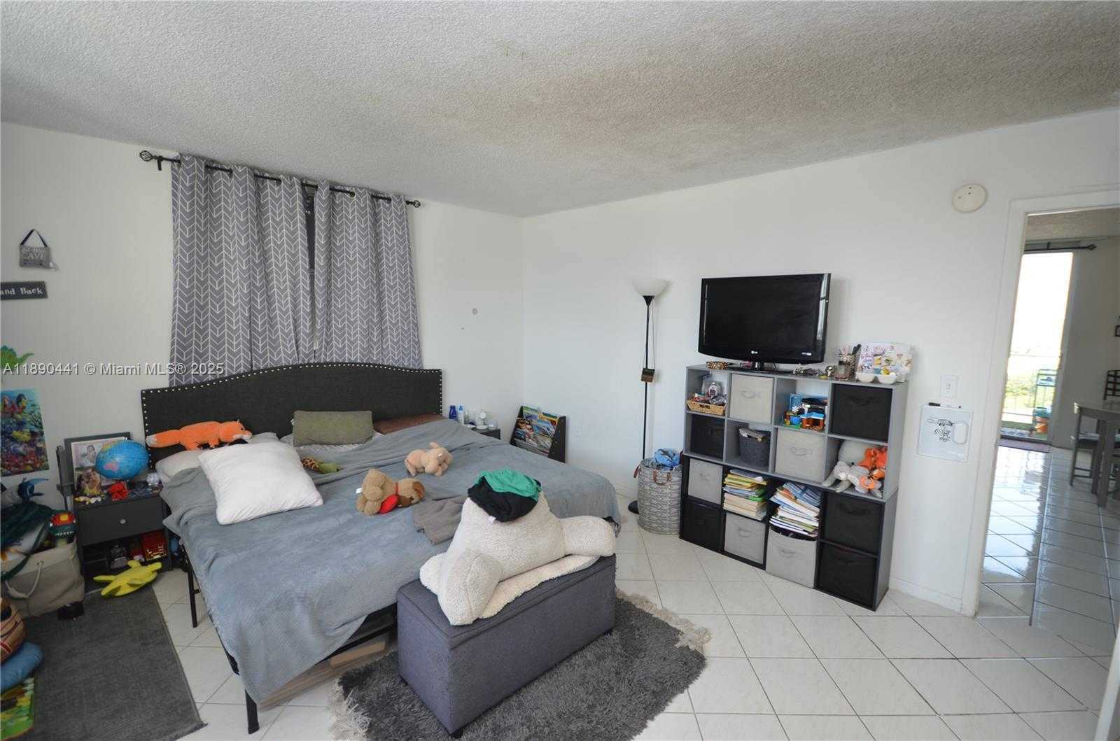 Small Image of 6900 BAY DR #9D, Miami Beach Number 13