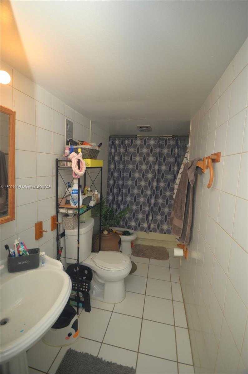 Small Image of 6900 BAY DR #9D, Miami Beach Number 7