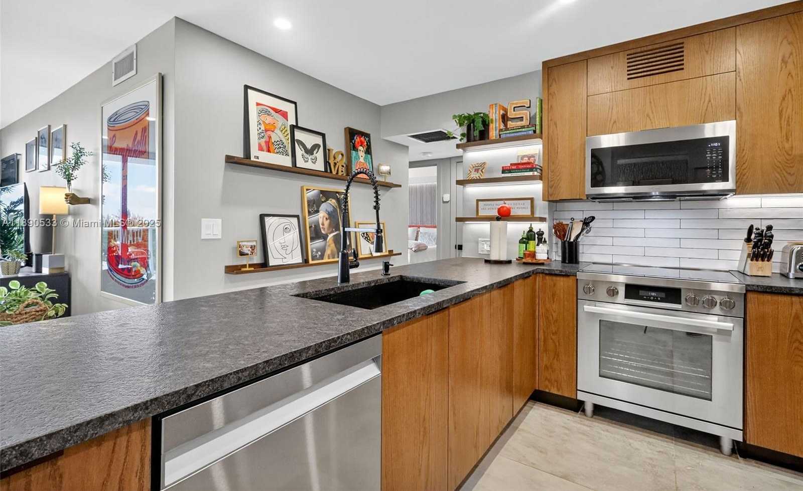 Small Image of 100 BAYVIEW DR #526, Sunny Isles Beach Number 14