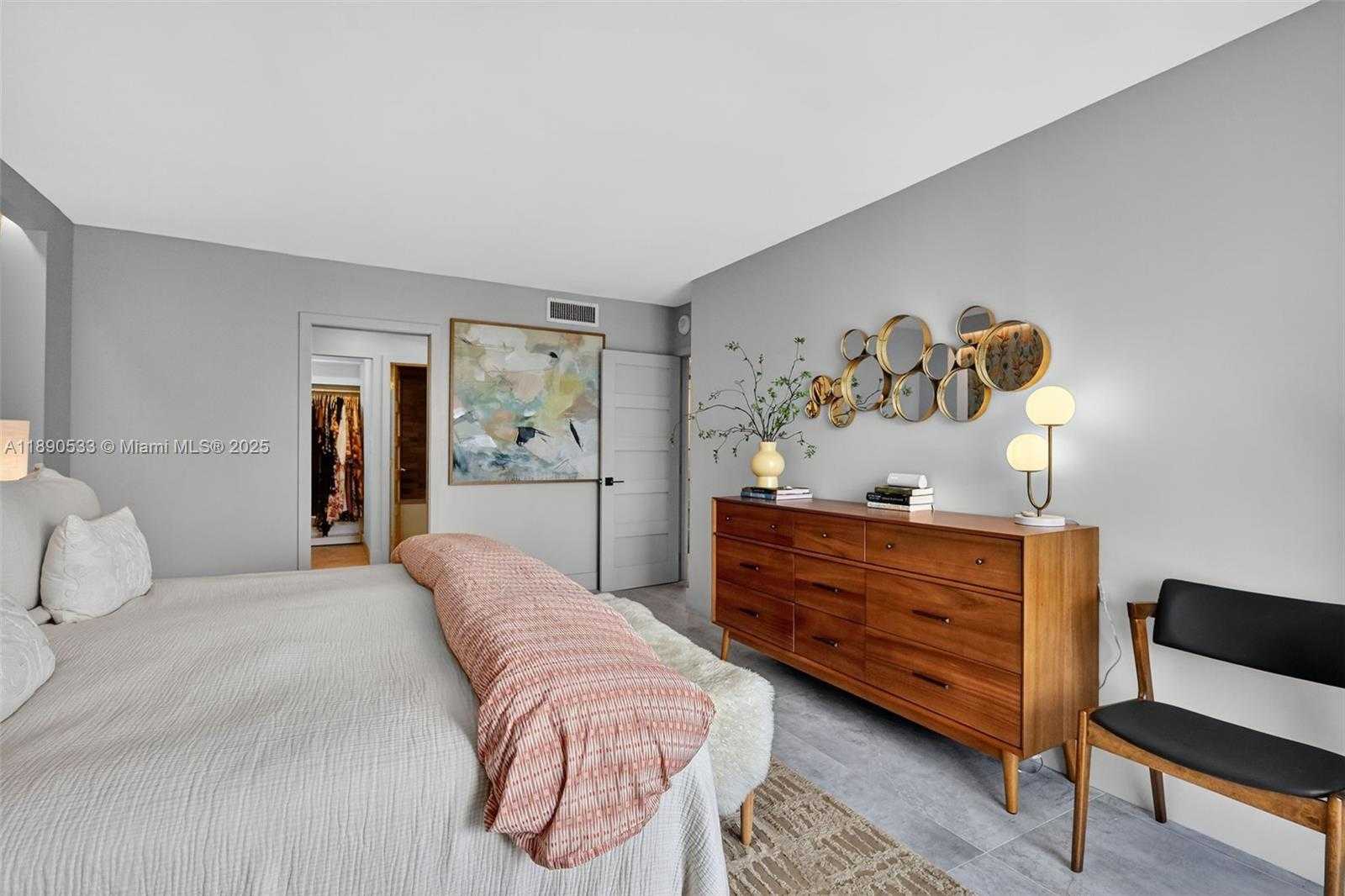 Small Image of 100 BAYVIEW DR #526, Sunny Isles Beach Number 23