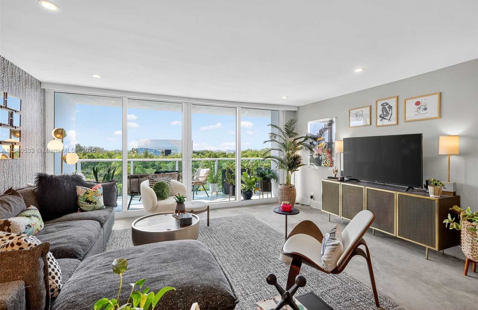 Small Image of 100 BAYVIEW DR #526, Sunny Isles Beach Number 8