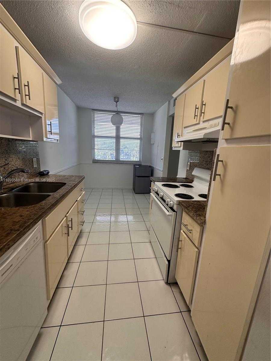 Small Image of 250 JACARANDA DR #305, Plantation Number 4