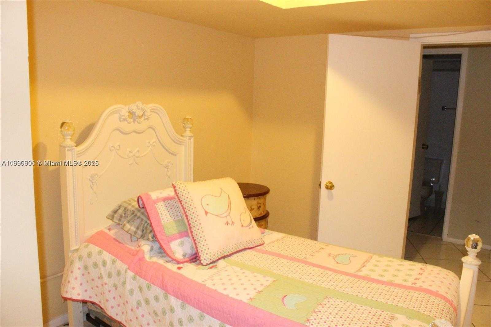 Small Image of 5401 COLLINS AVE #819, Miami Beach Number 31