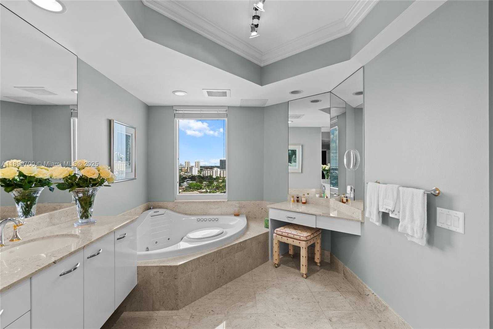 Small Image of 21200 POINT PL #1804, Aventura Number 31