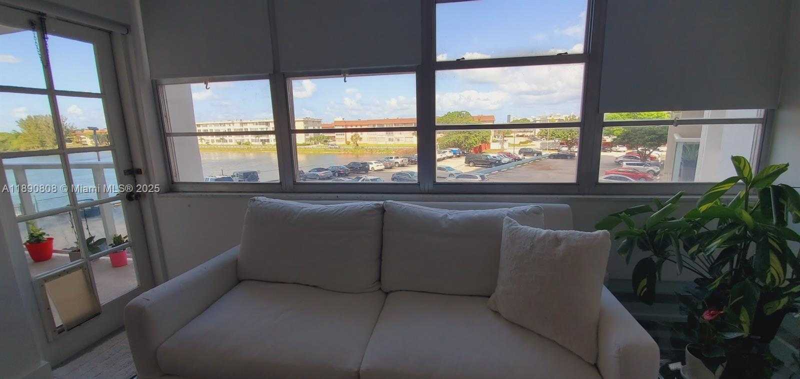 Small Image of 1351 NORTH EAST MIAMI GARDENS DR #202E, Miami Number 4
