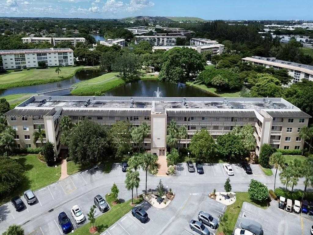 Small Image of 4301 MARTINIQUE CIR #E4, Coconut Creek Number 1