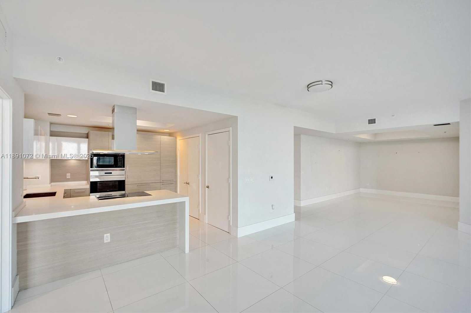 Small Image of 17301 BISCAYNE BLVD #708, North Miami Beach Number 6
