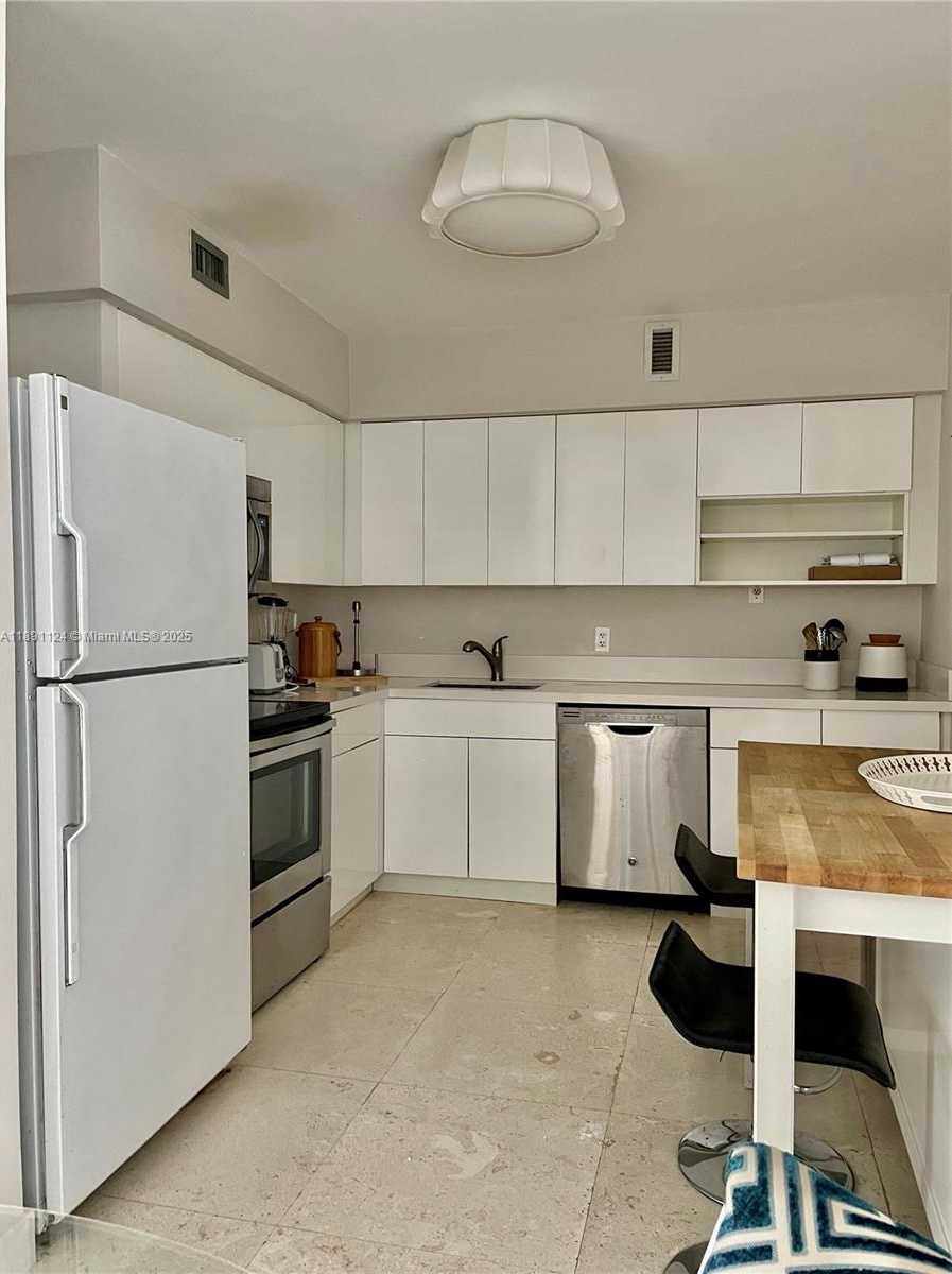 Small Image of 5700 COLLINS AVE #11A, Miami Beach Number 6