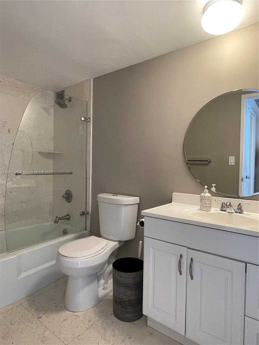 Small Image of 5700 COLLINS AVE #11A, Miami Beach Number 9