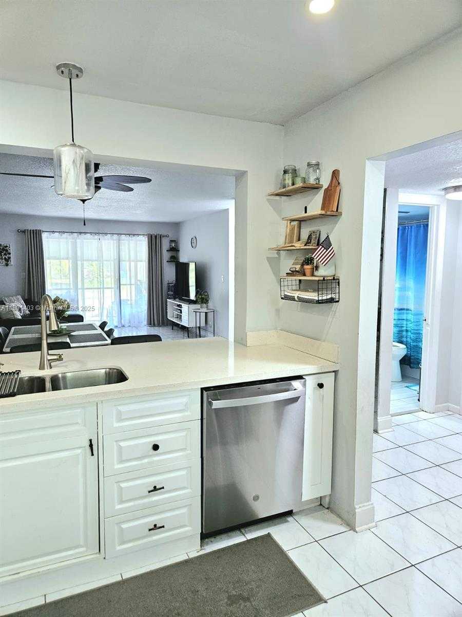 Small Image of 4249 SOUTH CARAMBOLA CIR S #2698, Coconut Creek Number 13