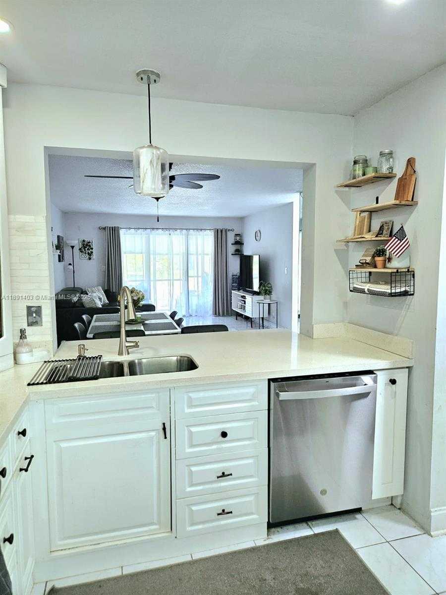 Small Image of 4249 SOUTH CARAMBOLA CIR S #2698, Coconut Creek Number 14