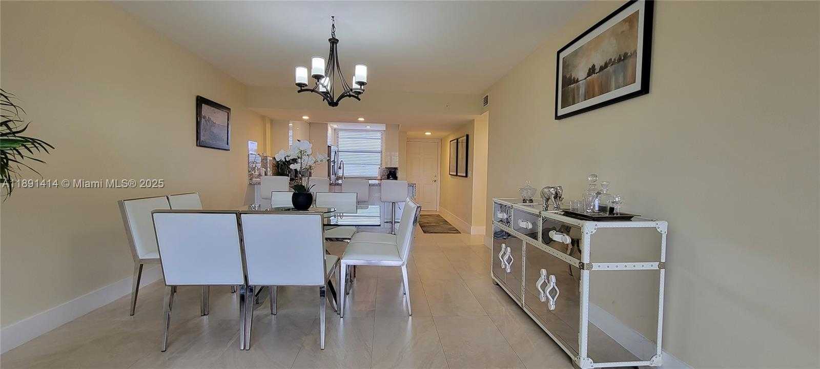 Small Image of 1530 WHITEHALL DR #405, Davie Number 17