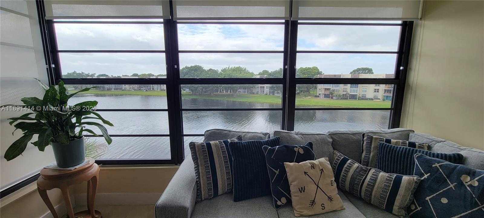 Small Image of 1530 WHITEHALL DR #405, Davie Number 19