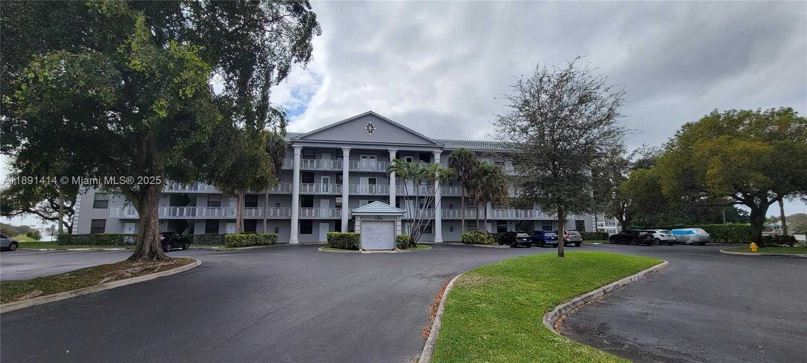 Small Image of 1530 WHITEHALL DR #405, Davie Number 31