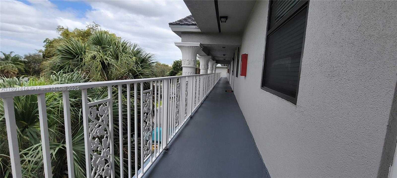 Small Image of 1530 WHITEHALL DR #405, Davie Number 35