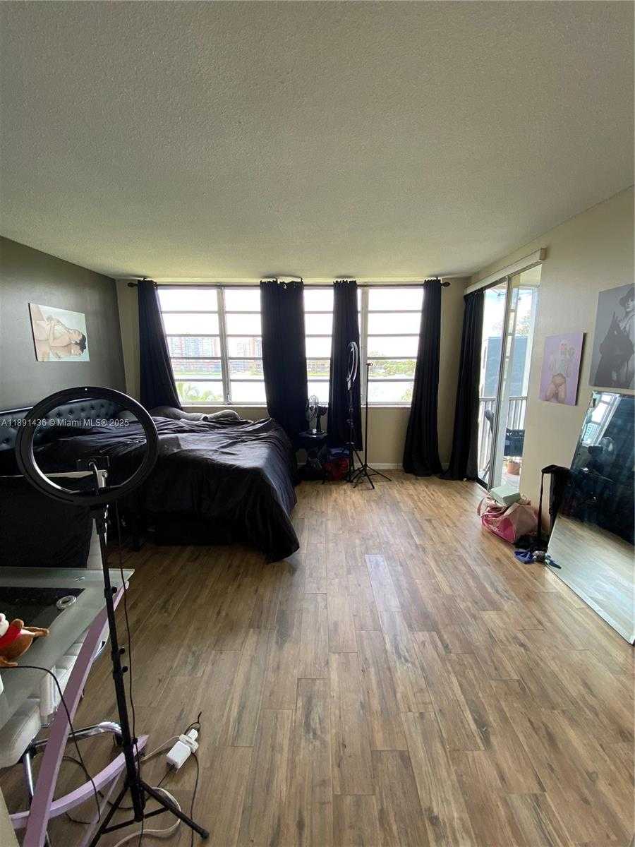 Small Image of Miami Number 12
