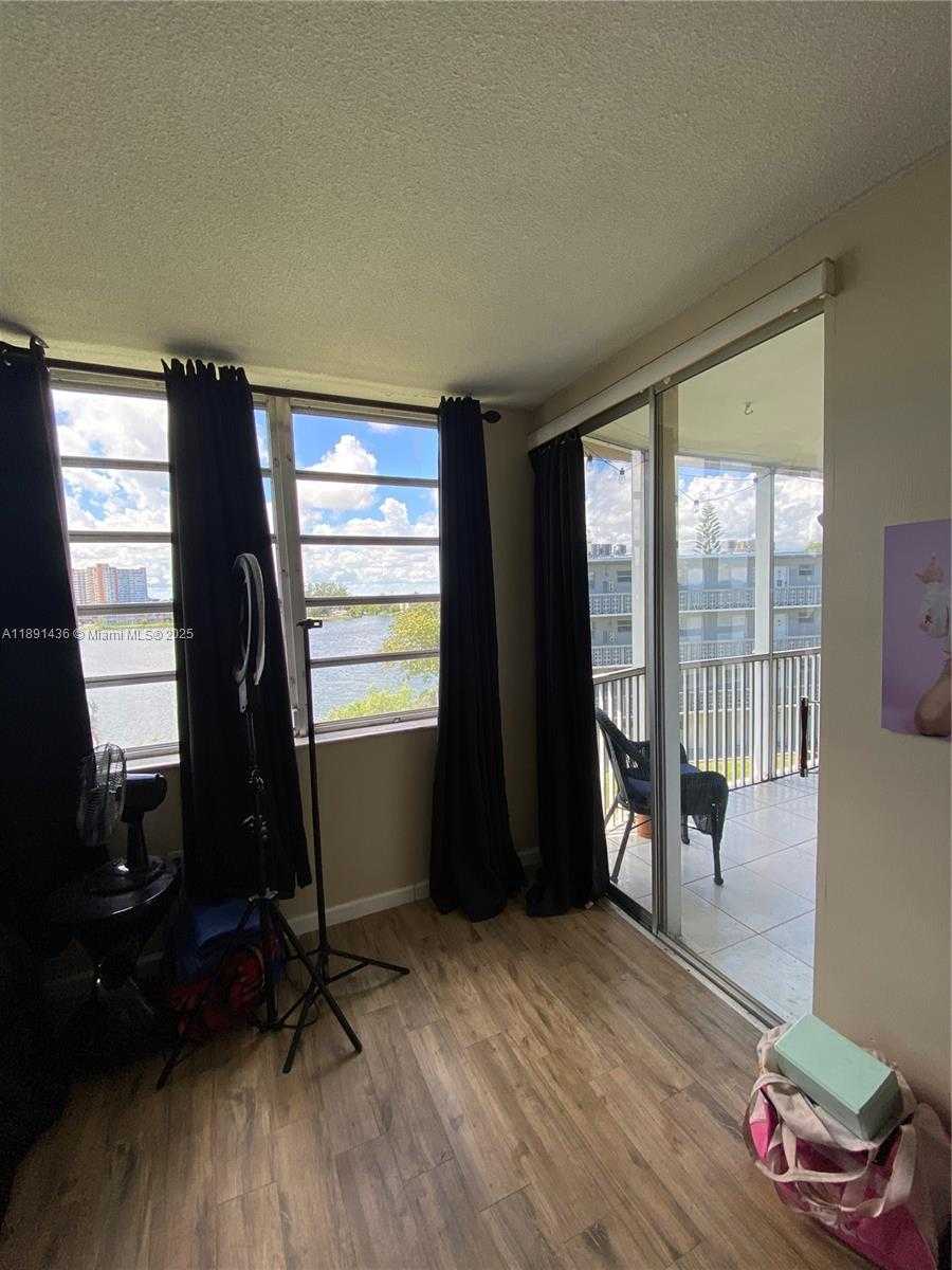 Small Image of Miami Number 13