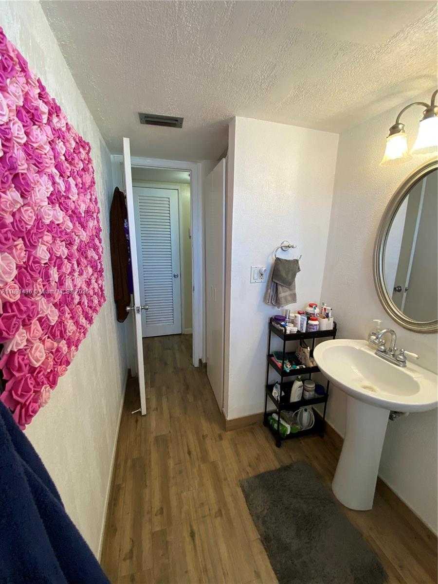 Small Image of Miami Number 3