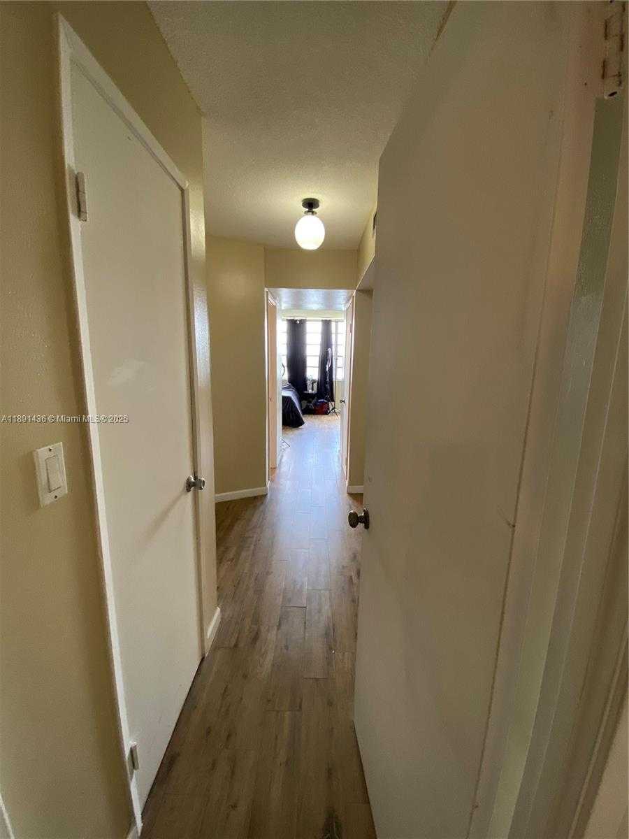 Small Image of Miami Number 6