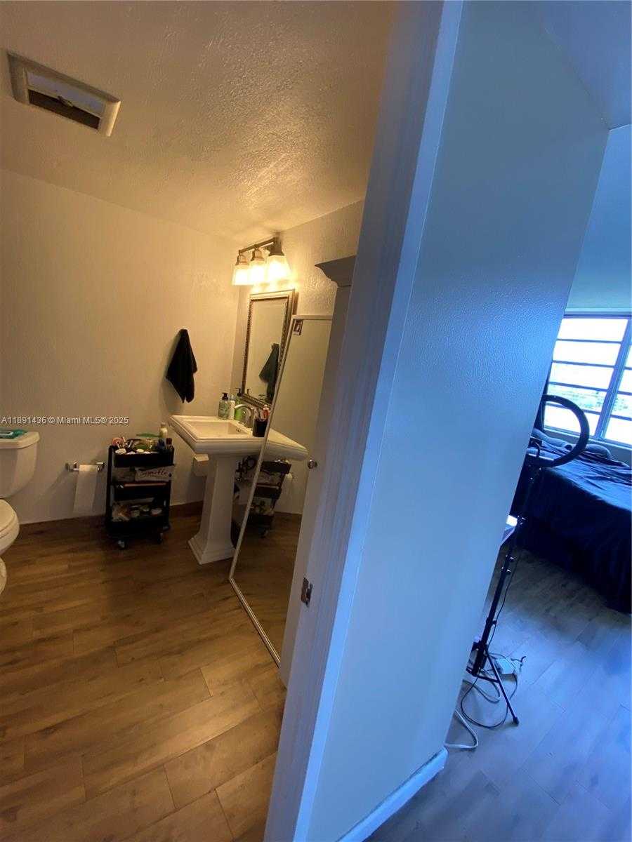 Small Image of Miami Number 9