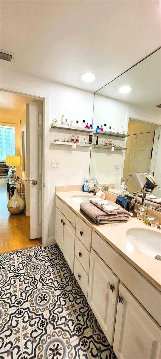 Small Image of 2000 NORTH BAYSHORE DR #907, Miami Number 28