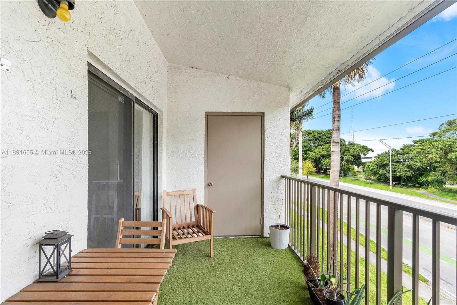 Small Image of 610 SOUTH PARK RD #35-1, Hollywood Number 13