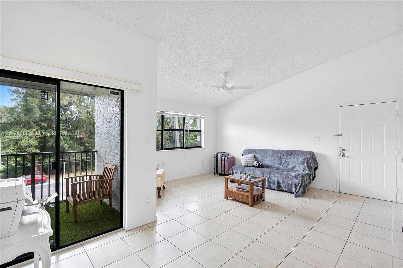 Small Image of 610 SOUTH PARK RD #35-1, Hollywood Number 2