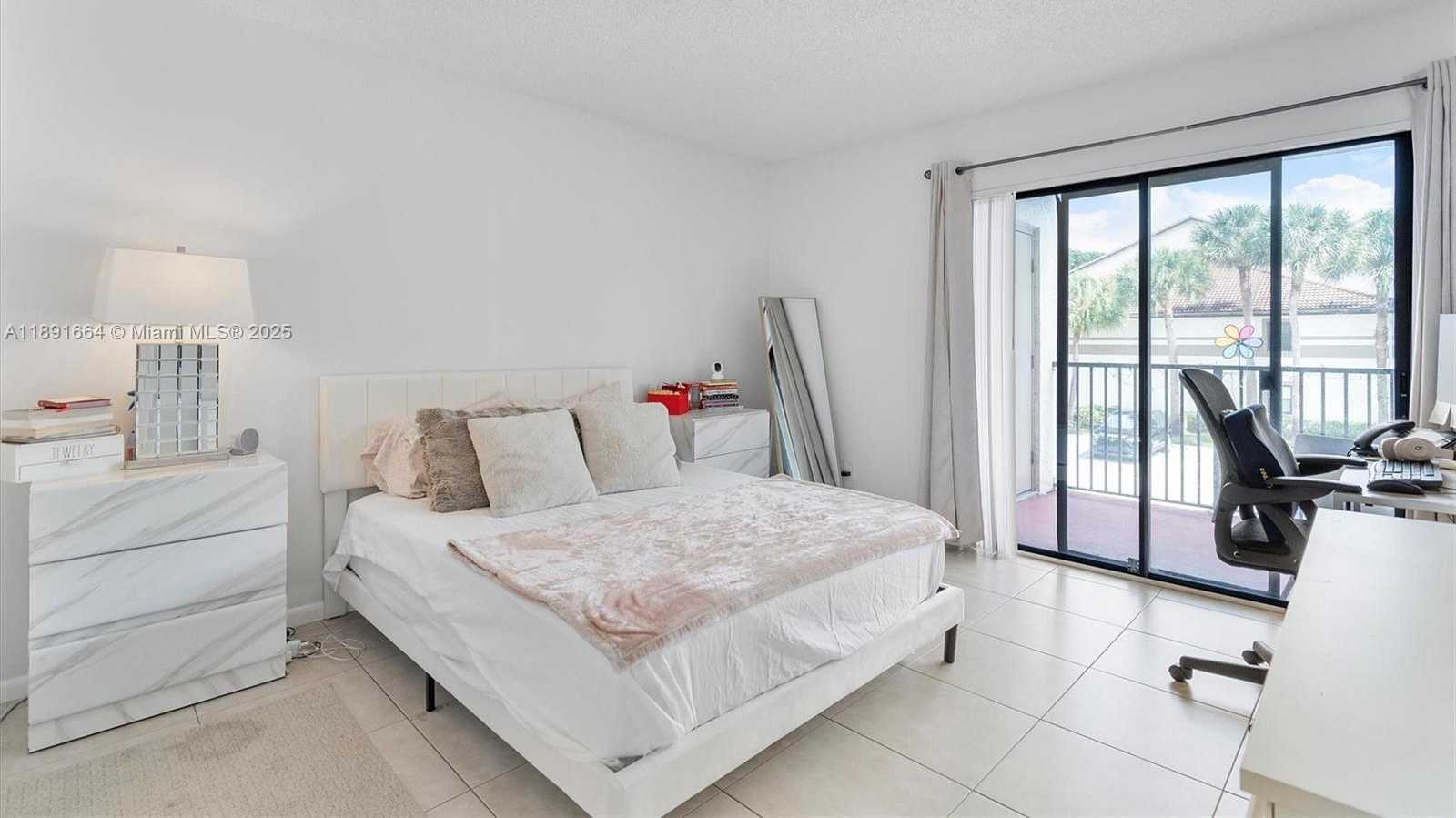 Small Image of 510 SOUTH PARK RD #25-10, Hollywood Number 9