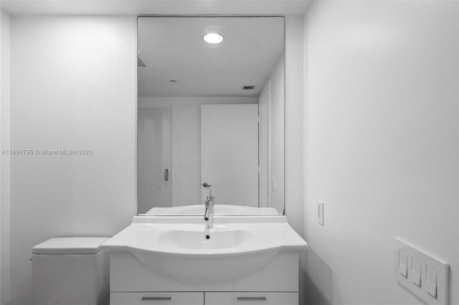 Small Image of 485 BRICKELL AVE #4410, Miami Number 53