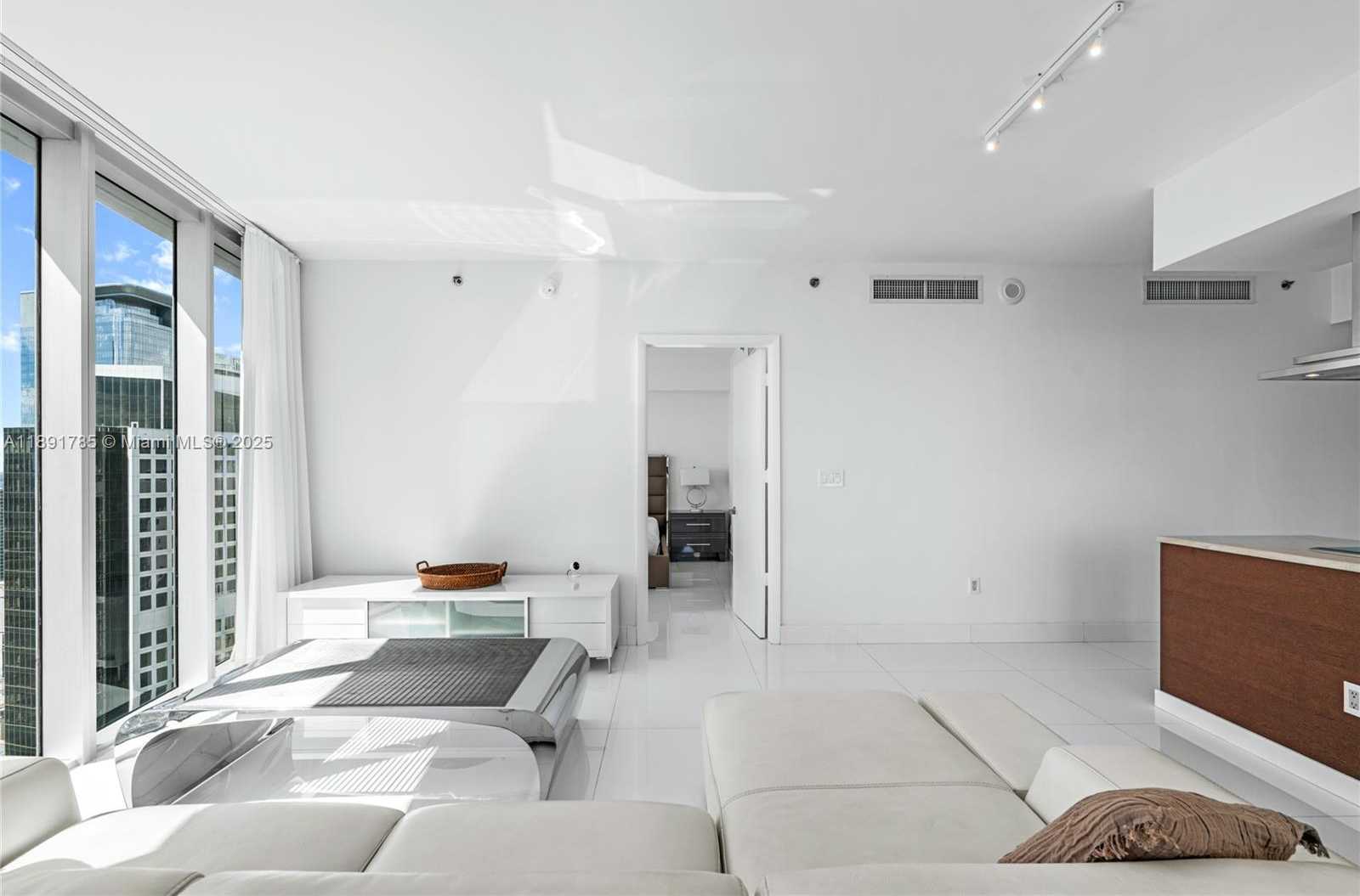 Small Image of 485 BRICKELL AVE #4410, Miami Number 6