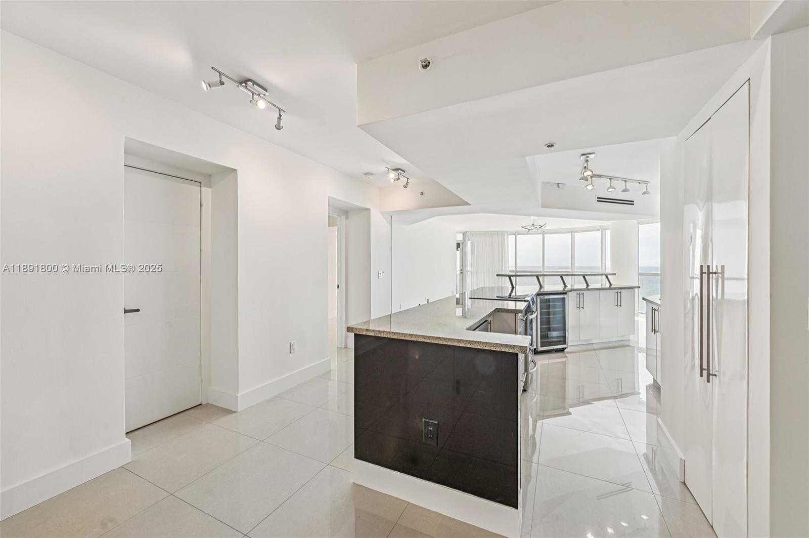 Small Image of 6301 COLLINS AVE #2203, Miami Beach Number 10