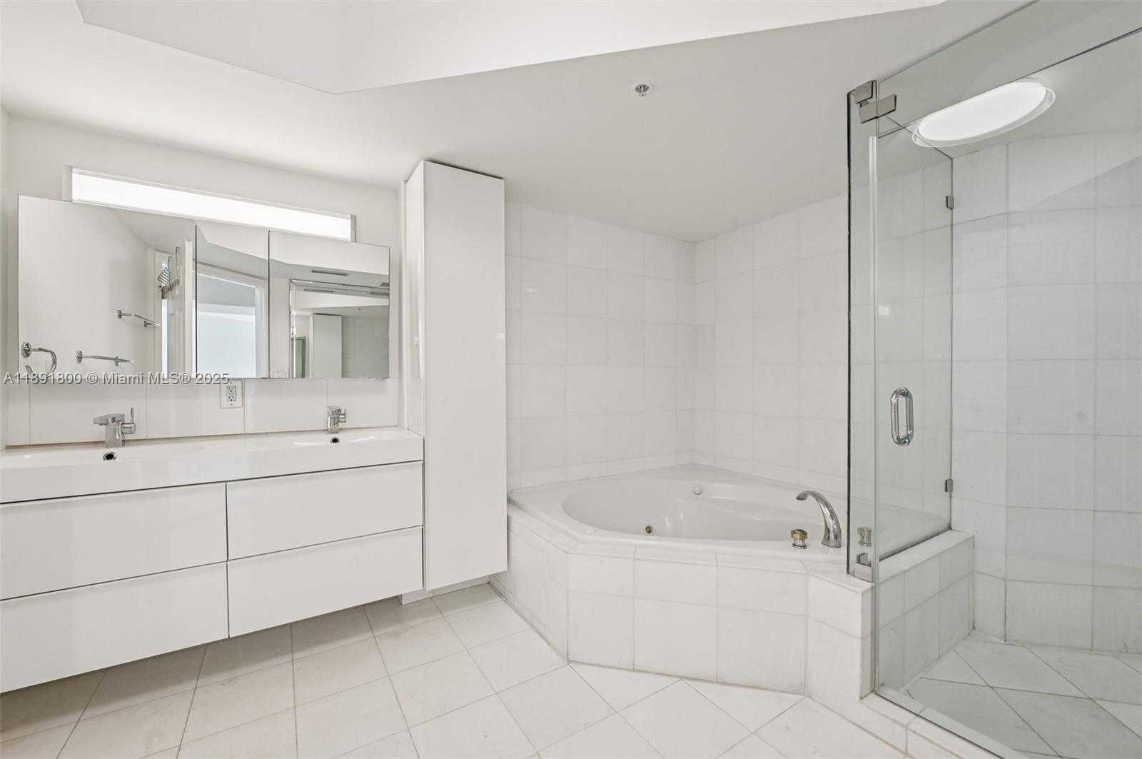 Small Image of 6301 COLLINS AVE #2203, Miami Beach Number 16