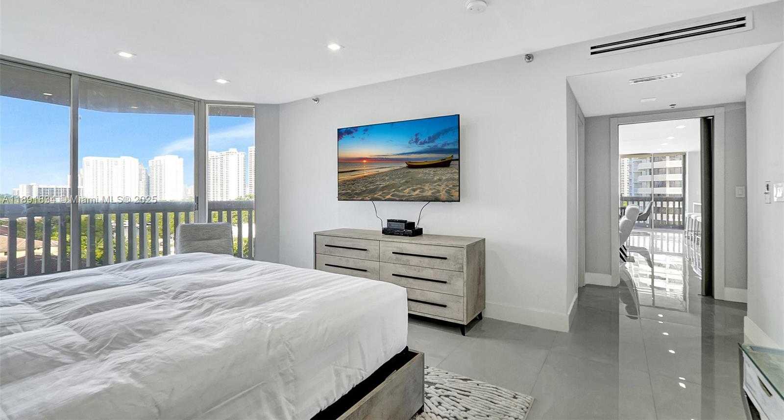 Small Image of 1000 ISLAND BLVD #1004, Aventura Number 26