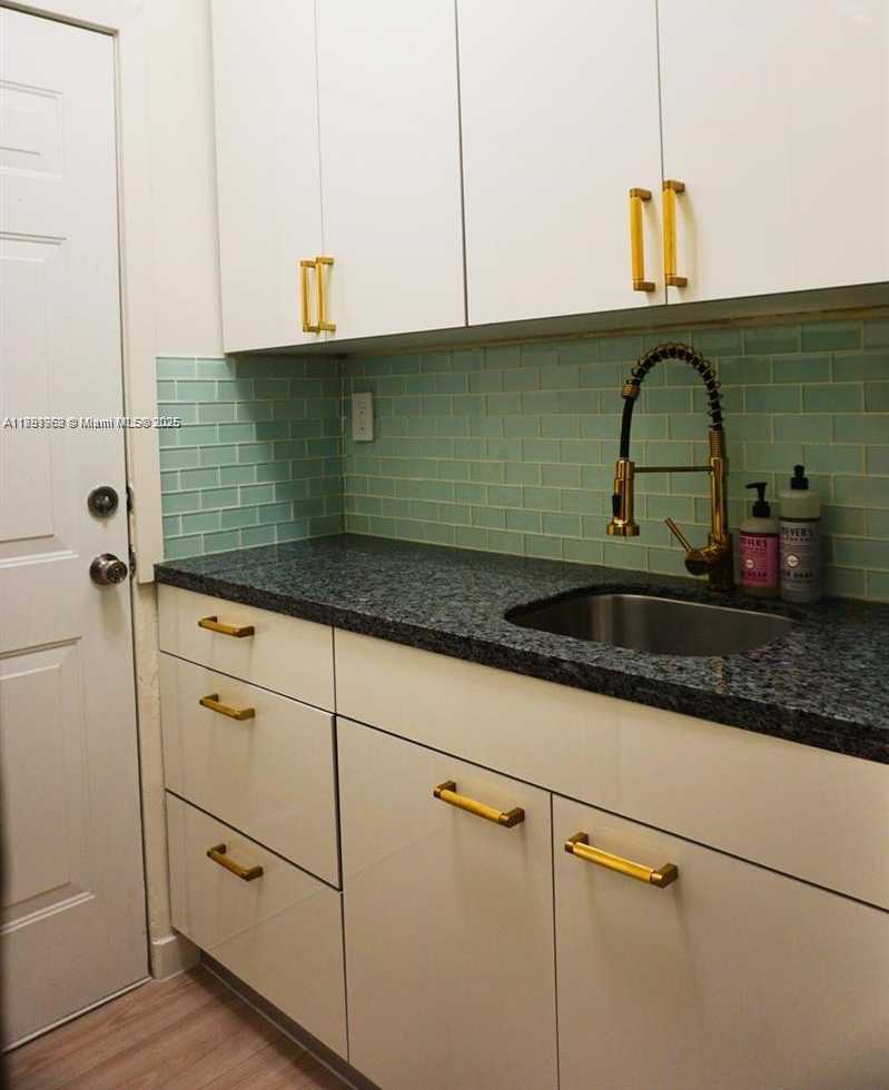 Small Image of 3030 COLLINS AVE #1E, Miami Beach Number 4