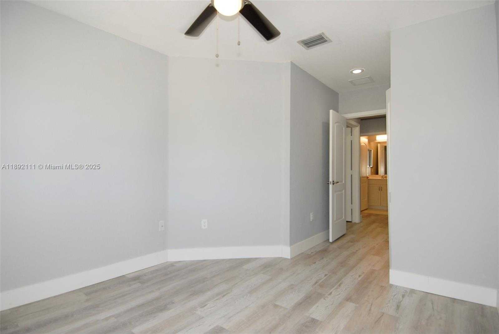 Small Image of 7636 FOXCROFT LN, Davie Number 14