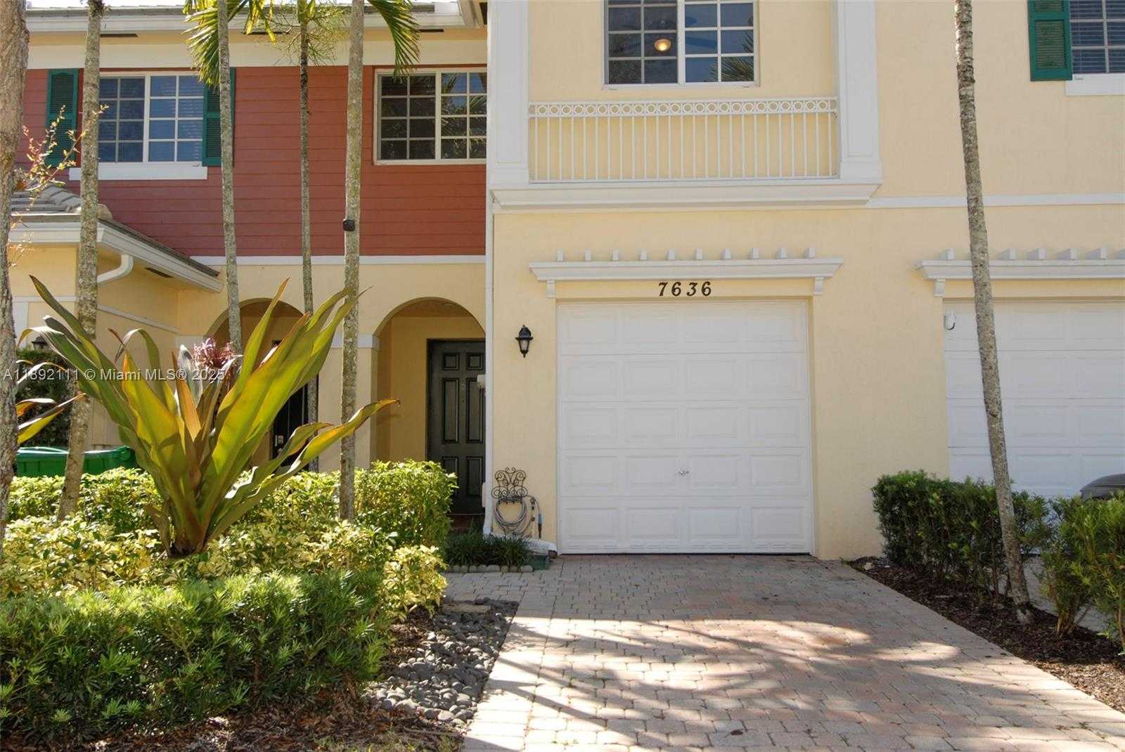 Small Image of 7636 FOXCROFT LN, Davie Number 2