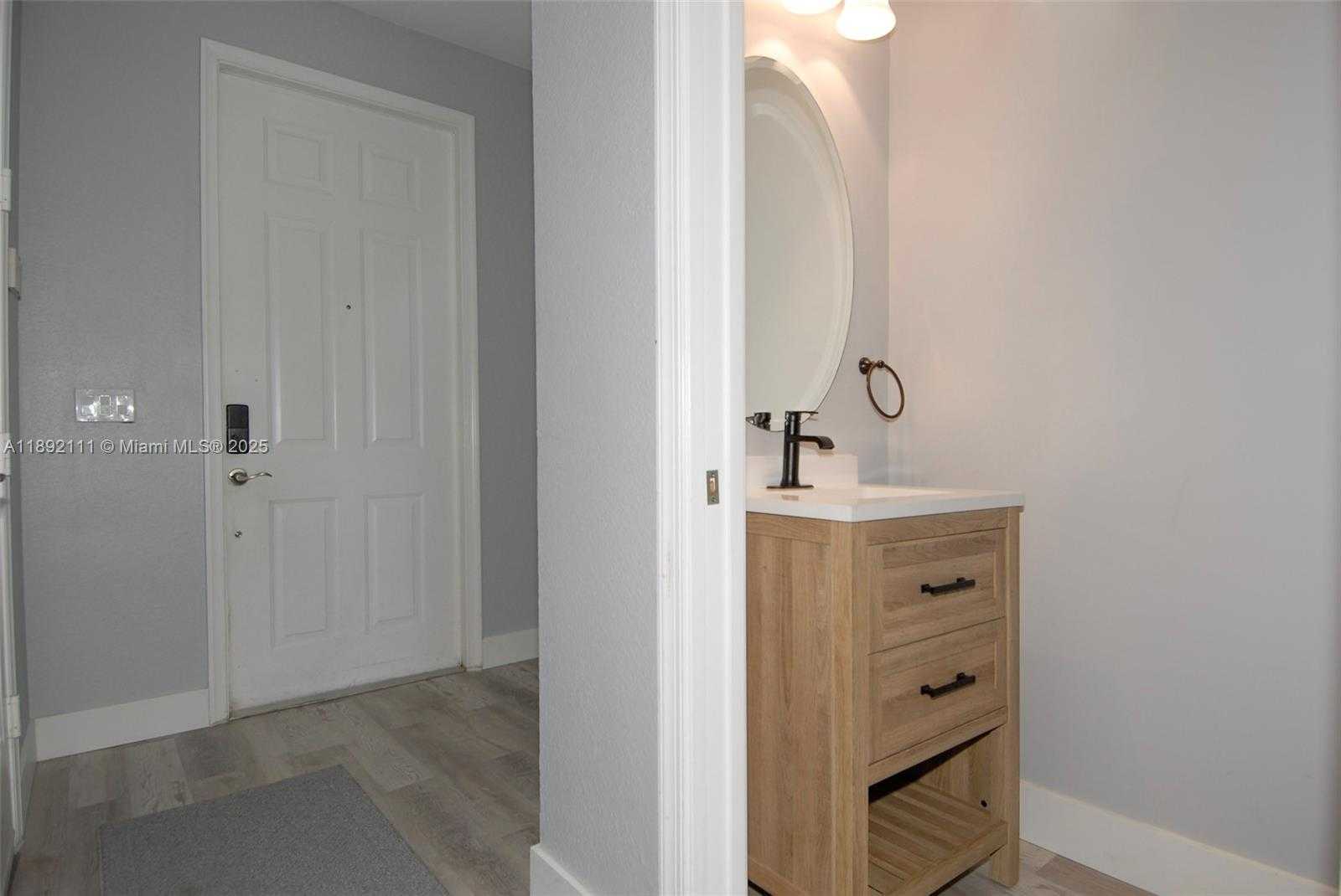 Small Image of 7636 FOXCROFT LN, Davie Number 3