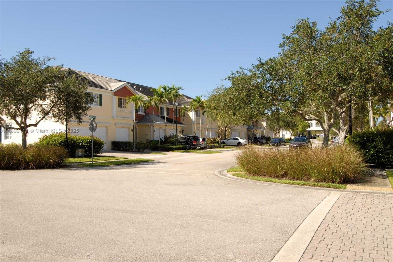 Small Image of 7636 FOXCROFT LN, Davie Number 32