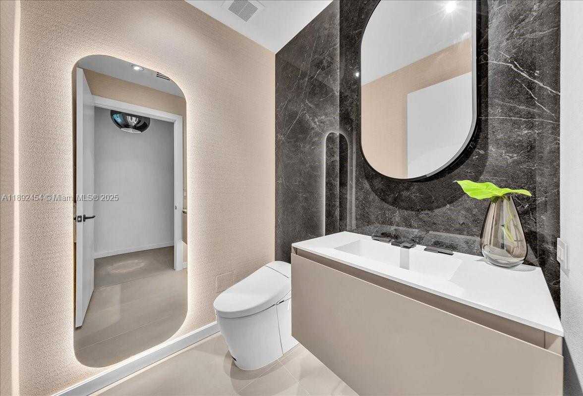 Small Image of 888 BISCAYNE BLVD #5704, Miami Number 10