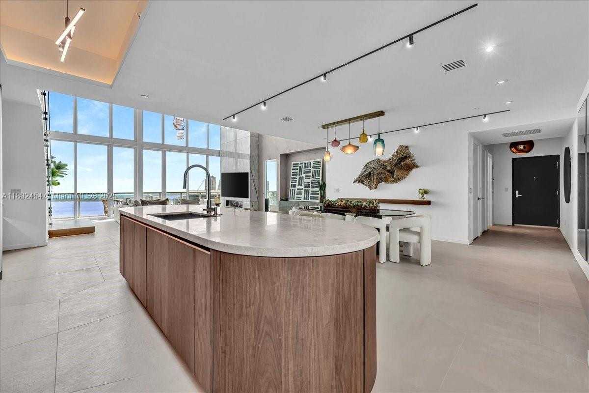 Small Image of 888 BISCAYNE BLVD #5704, Miami Number 14