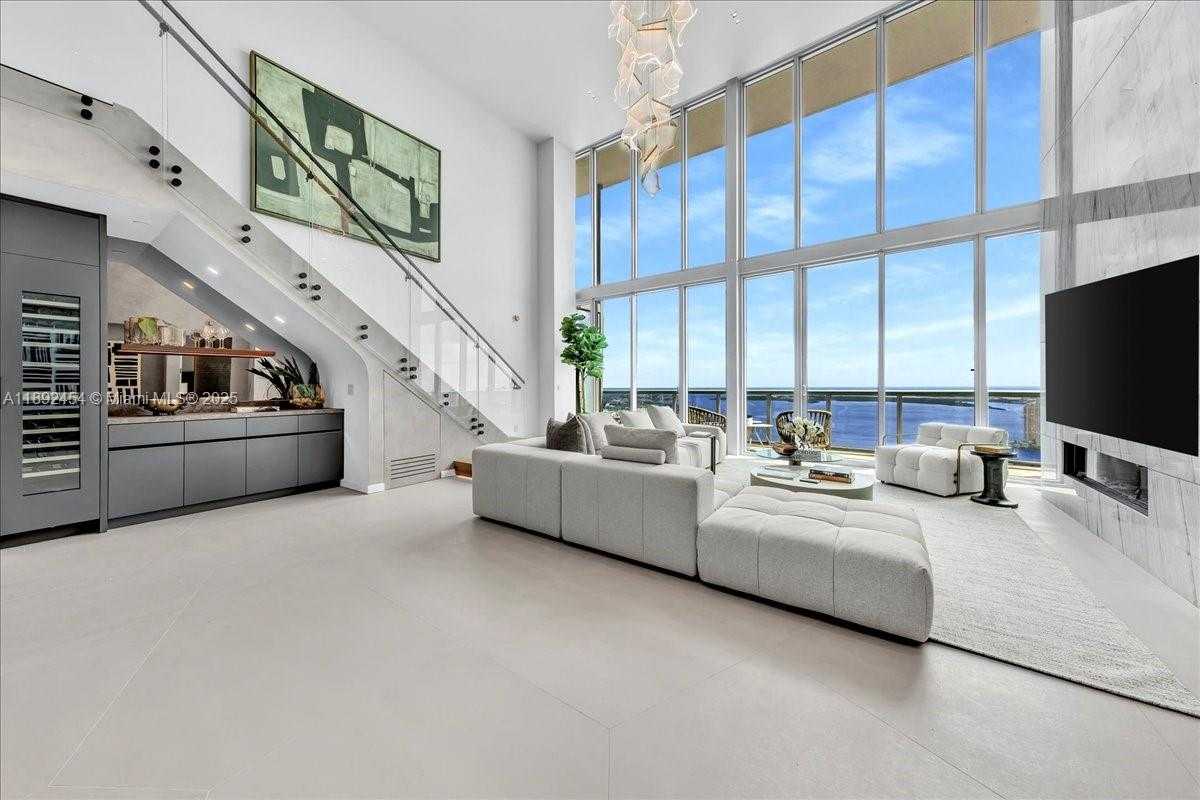 Small Image of 888 BISCAYNE BLVD #5704, Miami Number 3