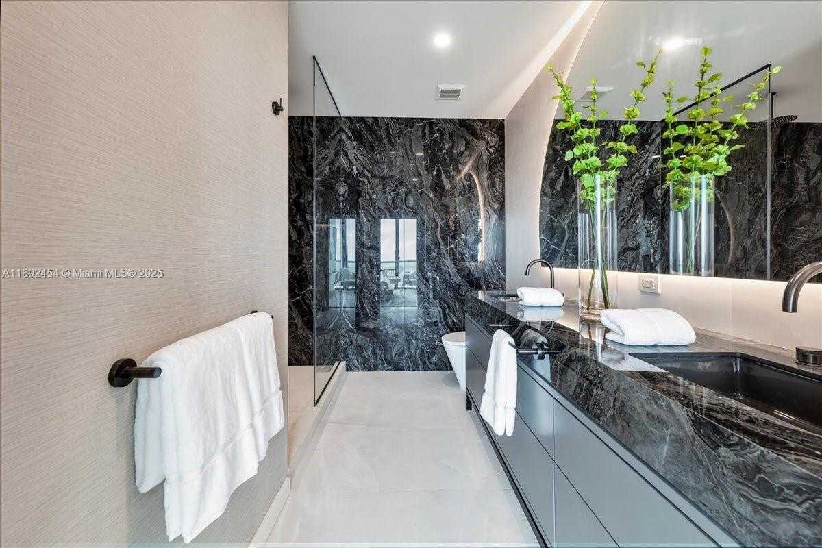 Small Image of 888 BISCAYNE BLVD #5704, Miami Number 30