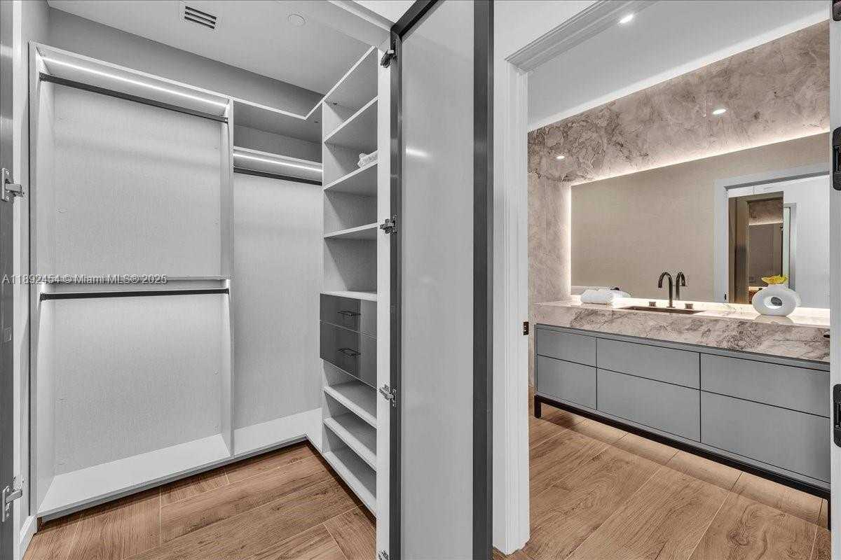 Small Image of 888 BISCAYNE BLVD #5704, Miami Number 40