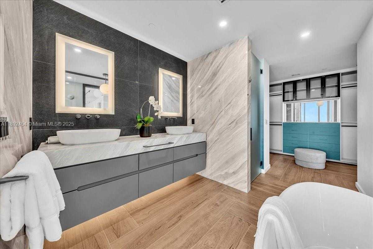Small Image of 888 BISCAYNE BLVD #5704, Miami Number 52