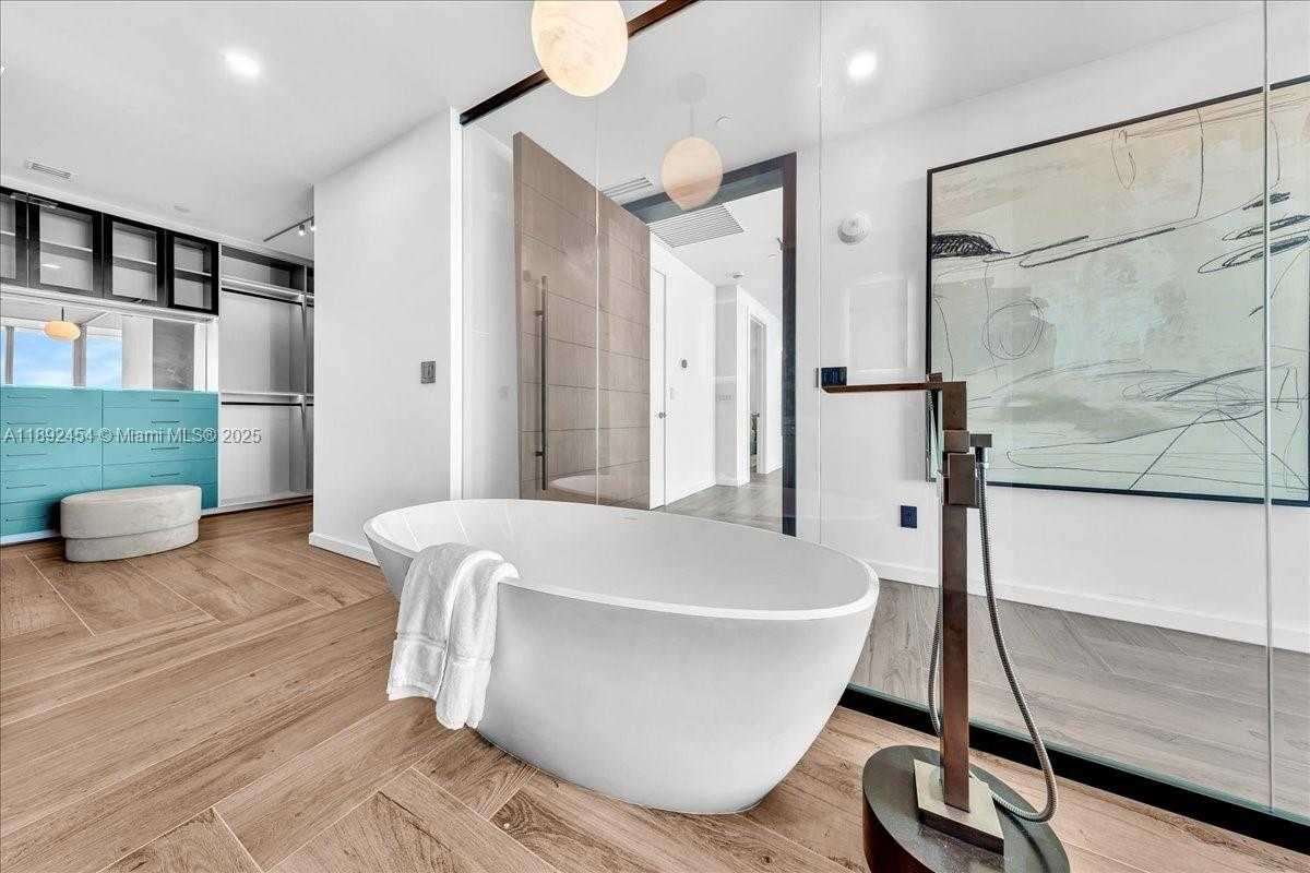 Small Image of 888 BISCAYNE BLVD #5704, Miami Number 54