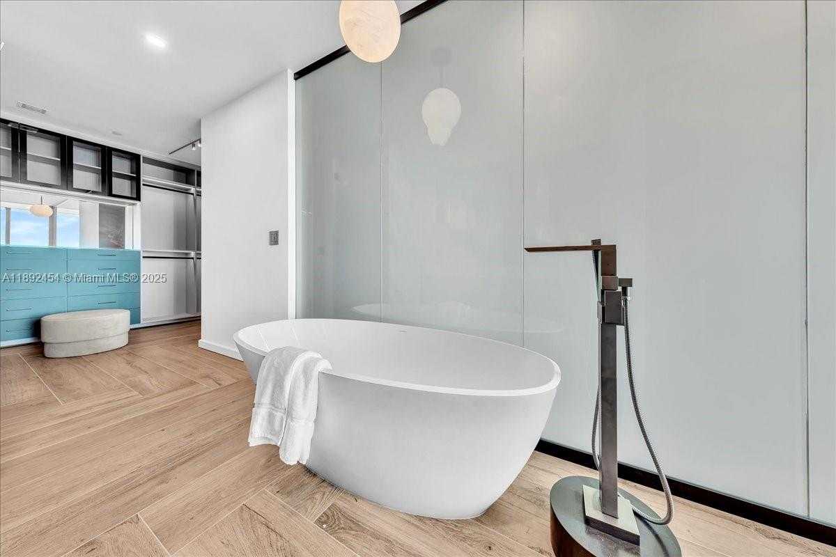 Small Image of 888 BISCAYNE BLVD #5704, Miami Number 55
