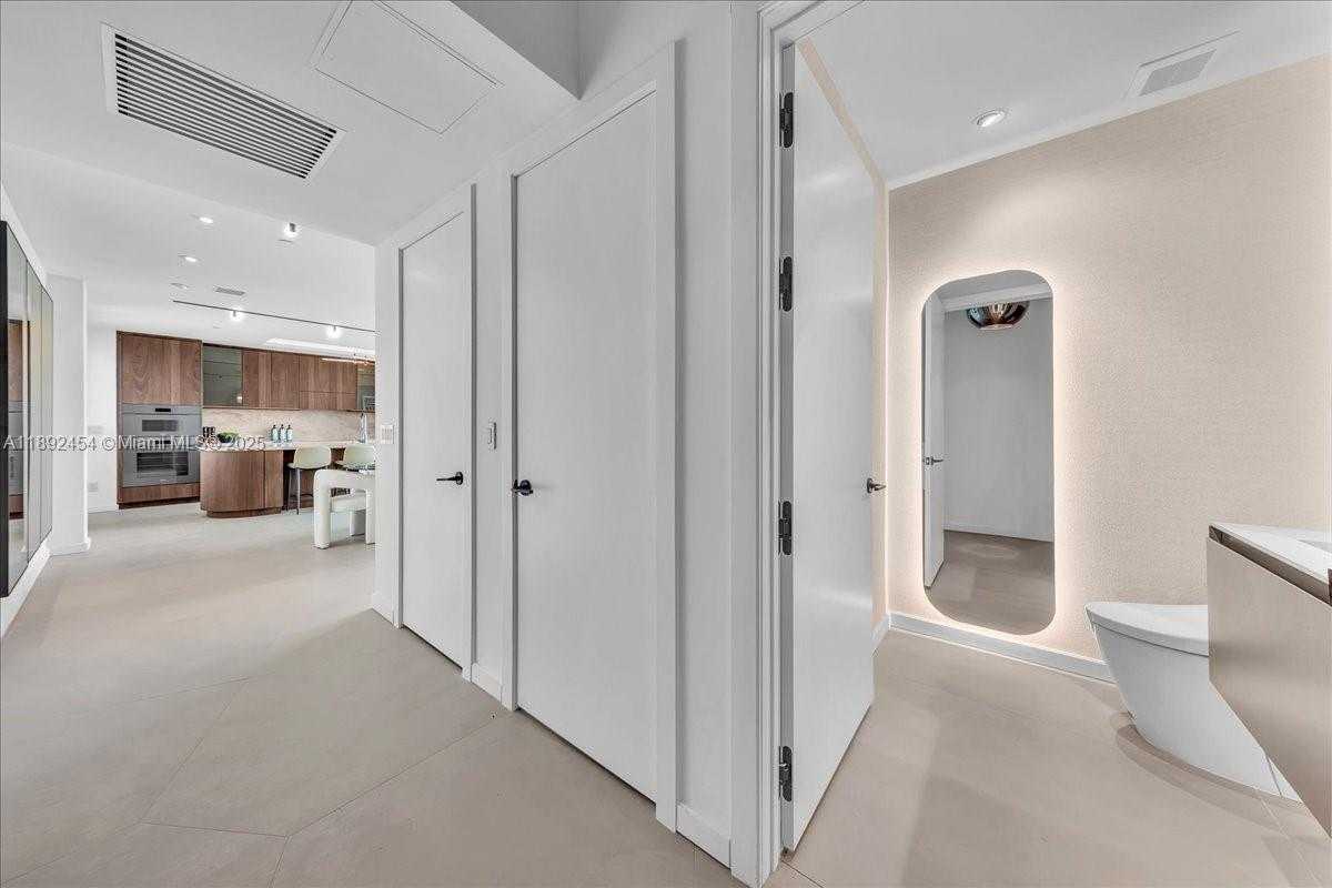 Small Image of 888 BISCAYNE BLVD #5704, Miami Number 9