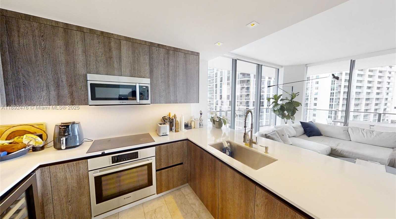 Small Image of 68 SOUTH EAST 6 ST #1111, Miami Number 14